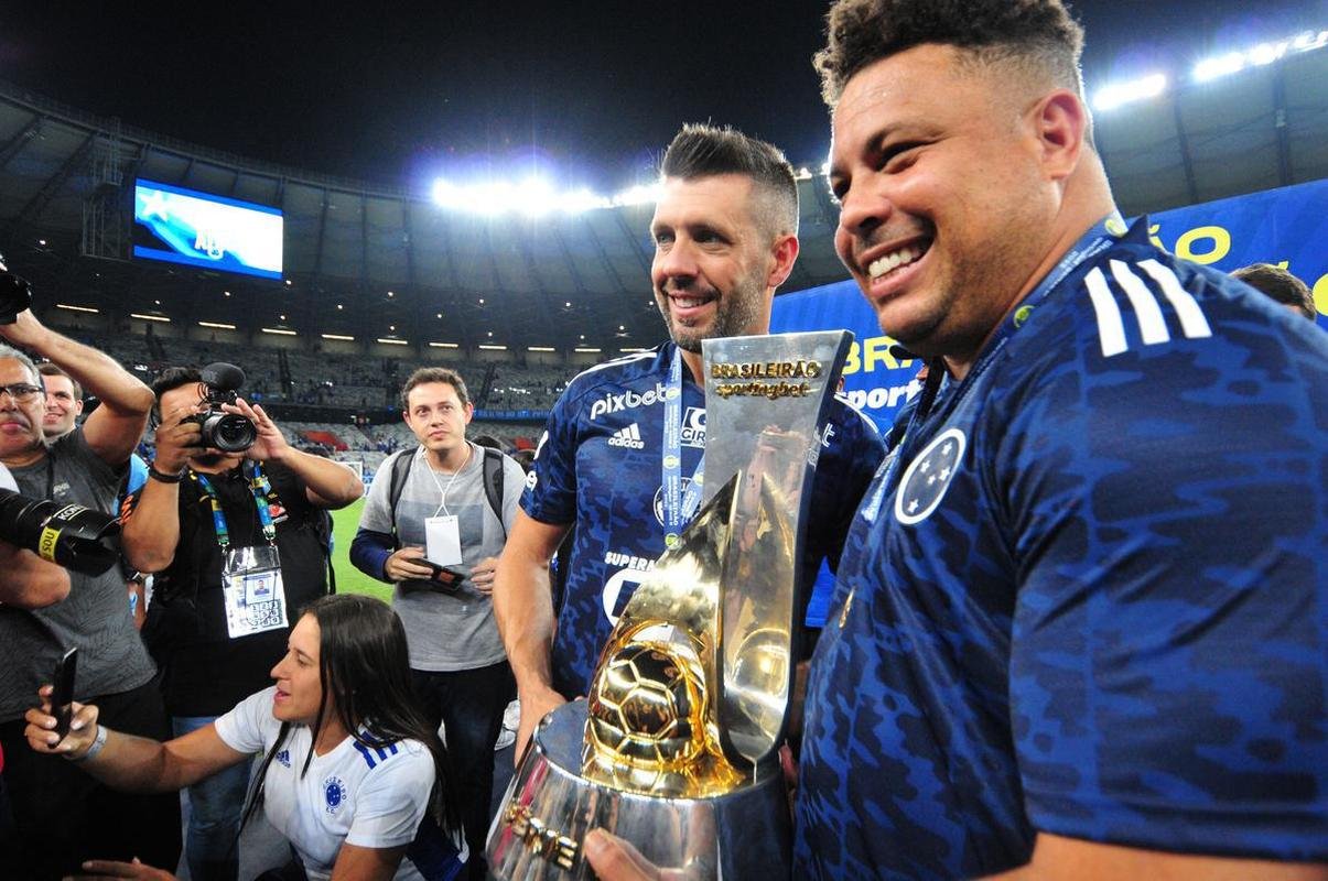 Cruzeiro levanta a taa da Srie B e faz festa no Mineiro