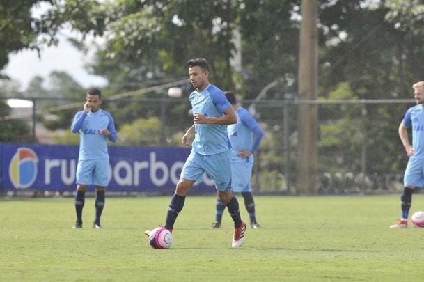 Mano Menezes montou Cruzeiro que deve encarar o Villa Nova no sbado e promoveu trs mudanas em relao ao ltimo jogo: Murilo entrou na vaga de Leo, Egdio no lugar de Marcelo Hermes e Robinho deu lugar a Ariel Cabral