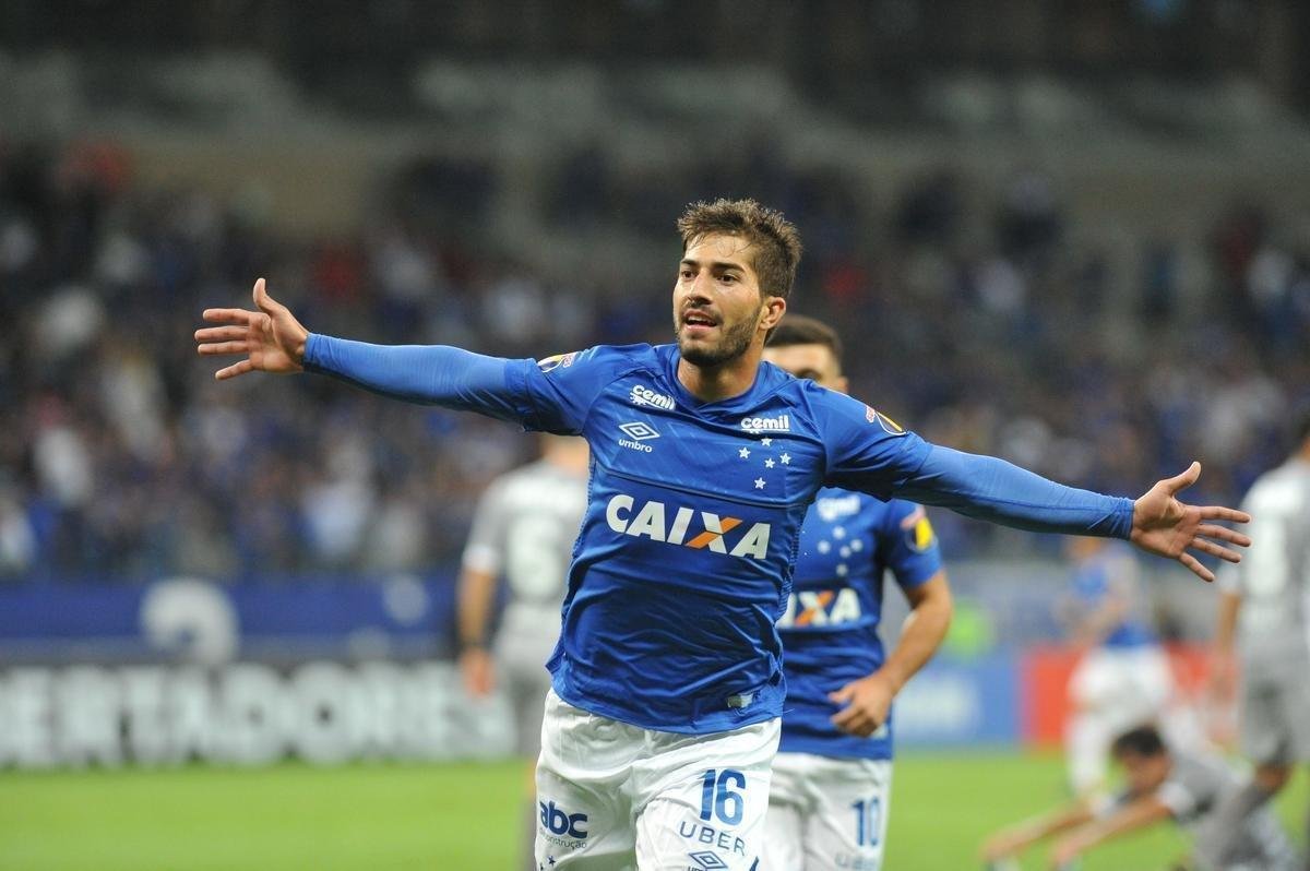 Aos dez minutos, Lucas Silva fez jogada individual e marcou o 2 gol do Cruzeiro em chute de fora da rea
