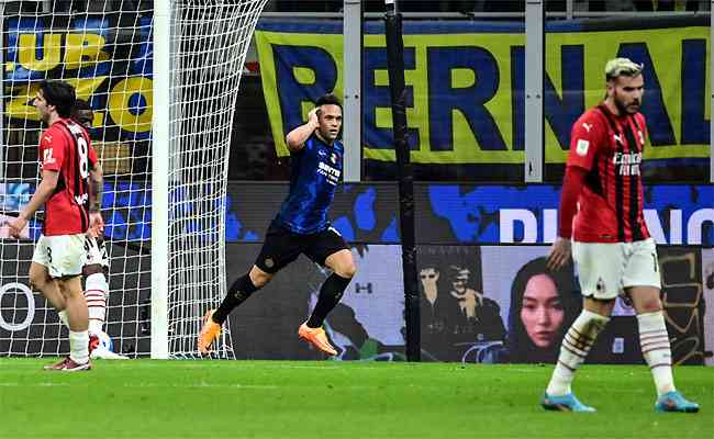 Lautaro Martínez celebra um dos gols da vitória da Inter sobre o Milan na Copa da Itália 
