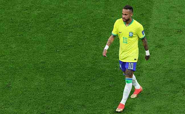 Neymar sofreu leso no tornozelo na estreia do Brasil na Copa, contra a Srvia