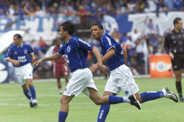 Com o ttulo brasileiro confirmado, o Cruzeiro fez no dia 7 de dezembro de 2003 o jogo da taa e das faixas contra o Fluminense, no Mineiro. Com show de Alex, autor de dois gols, o time celeste goleou os cariocas por 5 a 2 e promoveu nova festa da torcida azul em Belo Horizonte. Jogadores finalmente ergueram a taa oficial do Campeonato Brasileiro, cedida pela CBF, e deram a volta olmpica. Os campees brasileiros de 1966 tambm participaram das comemoraes no Gigante da Pampulha.
