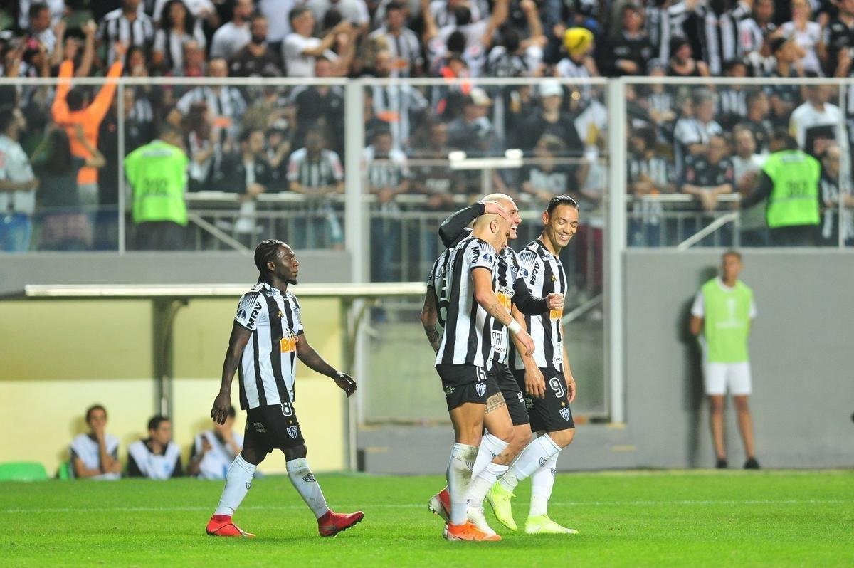 Galo deslanchou no segundo tempo com gols de Fbio Santos, de pnalti, e Vinicius