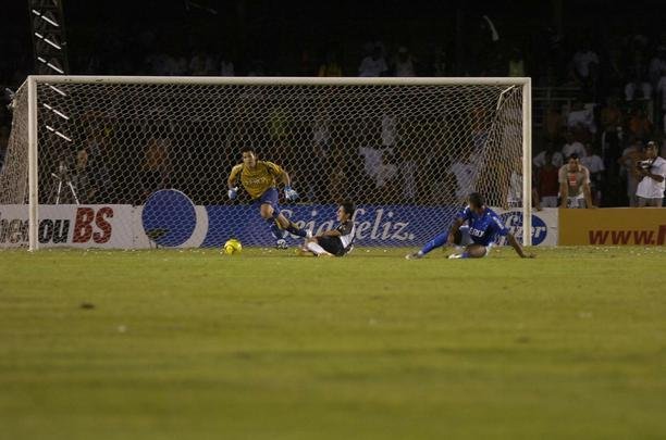 As duas equipes iniciavam a deciso do ttulo mineiro sob certo equilbrio %u2013 a Raposa tinha a vantagem de igualdade em pontos e saldo de gols. O primeiro tempo terminou sem gols, e o Galo, do tcnico Levir Culpi, abriu o placar com der Lus no primeiro minuto da etapa final. Danilinho fez o segundo aos 36min, e Marcinho, o terceiro, aos 46min. Enquanto o goleiro Fbio ainda reclamava de irregularidade nesse gol, de costas para o campo, Vanderlei fechou o placar, praticamente garantindo o ttulo.