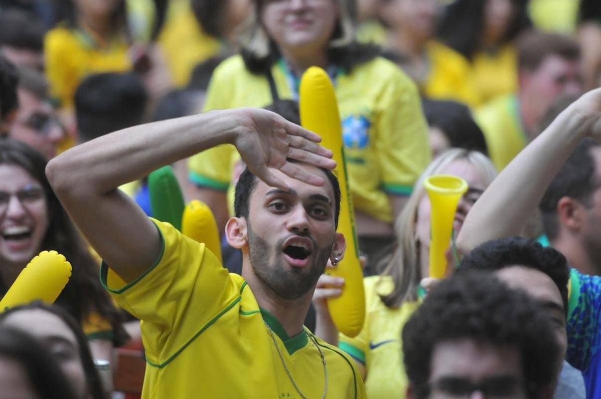 Torcedores se concentraram nos bares da Savassi, em Belo Horizonte, para acompanhar o jogo entre Brasil x Camares pela Copa do Mundo