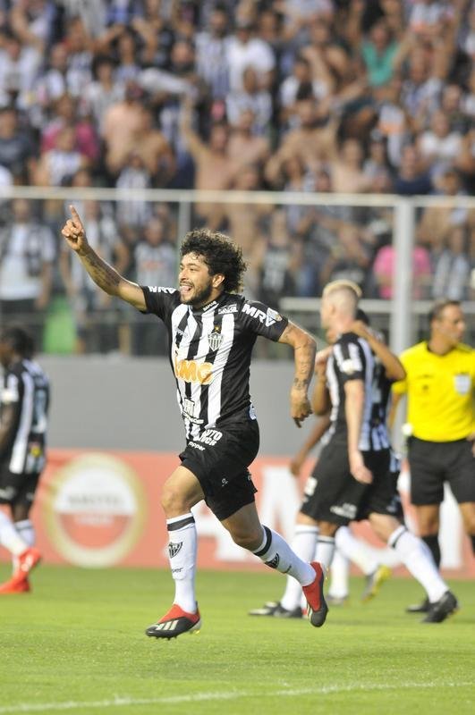 No primeiro tempo, Atltico abriu 3 a 1 no placar, com gols de Luan e Ricardo Oliveira (2)