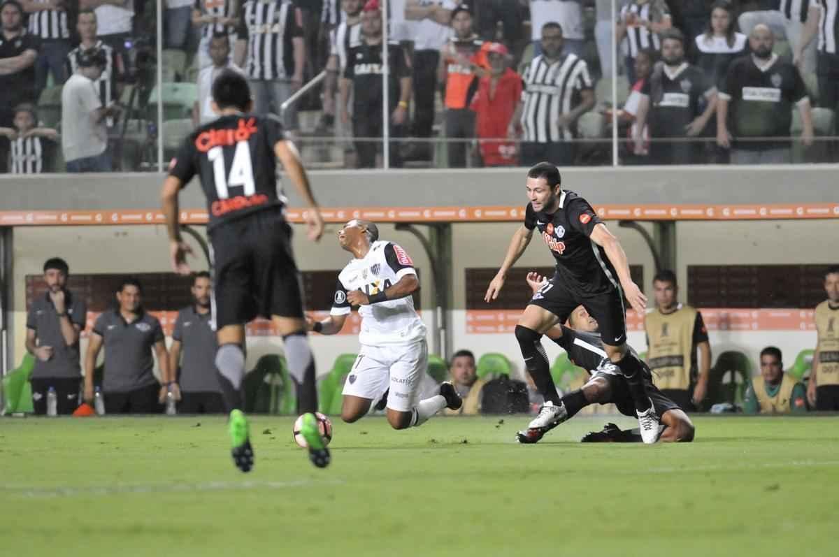 Imagens do duelo entre Atltico e Libertad-PAR, no Independncia, pela Copa Libertadores