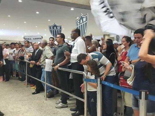 Jogadores do Atlético chegam e são abraçados por torcedores no Aeroporto de Confins