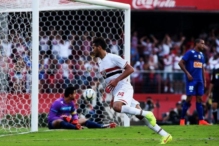 Campeonato Brasileiro de 2014 - Mais um campeonato vencido pelo Cruzeiro sem dificuldades. A equipe terminou com dez pontos a mais que o So Paulo. No confronto direto entre as equipes, na terceira rodada do returno, a equipe celeste foi derrotada por 2 a 0 no Morumbi. Aps o jogo, o Tricolor diminuiu a diferena para quatro pontos, mas no conseguiu manter a perseguio at o fim da competio.