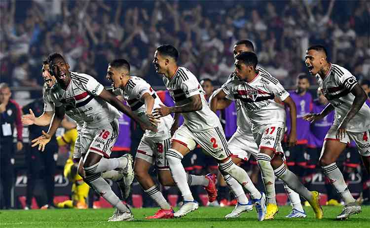 Em clima de festa no Morumbi, Calleri faz dois e São Paulo bate