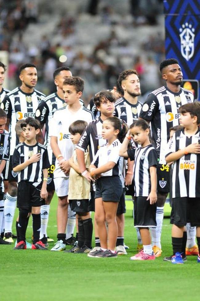 Mascotinhos do Atltico no jogo contra o Juventude, no Mineiro, pelo Campeonato Brasileiro de 2022