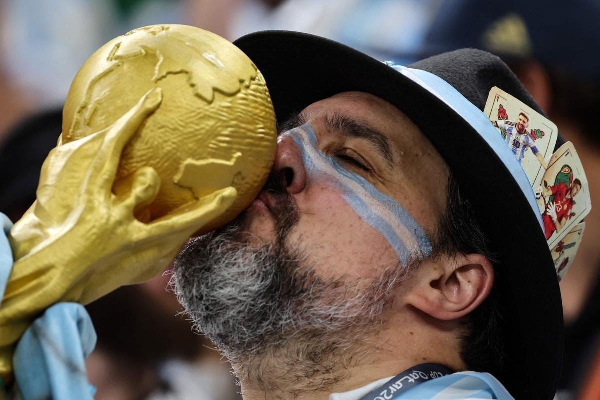 Imagens das torcidas de Argentina e Crocia no duelo pela semifinal da Copa do Mundo do Catar, no estdio Lusail