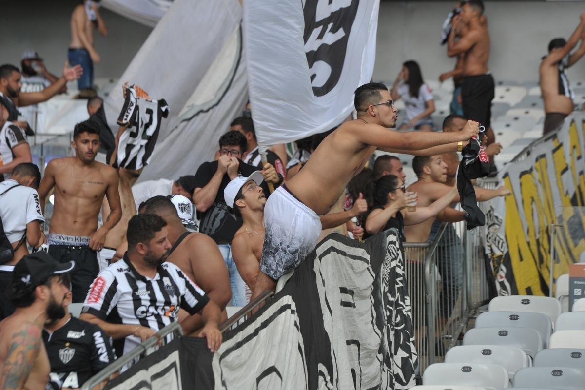 Fotos da torcida do Atltico durante o clssico contra o Cruzeiro