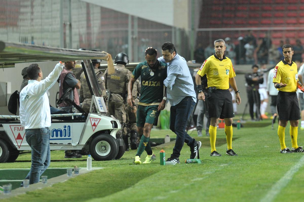 Tcnico Adilson Batista durante sua estreia no comando do Amrica, diante do Internacional