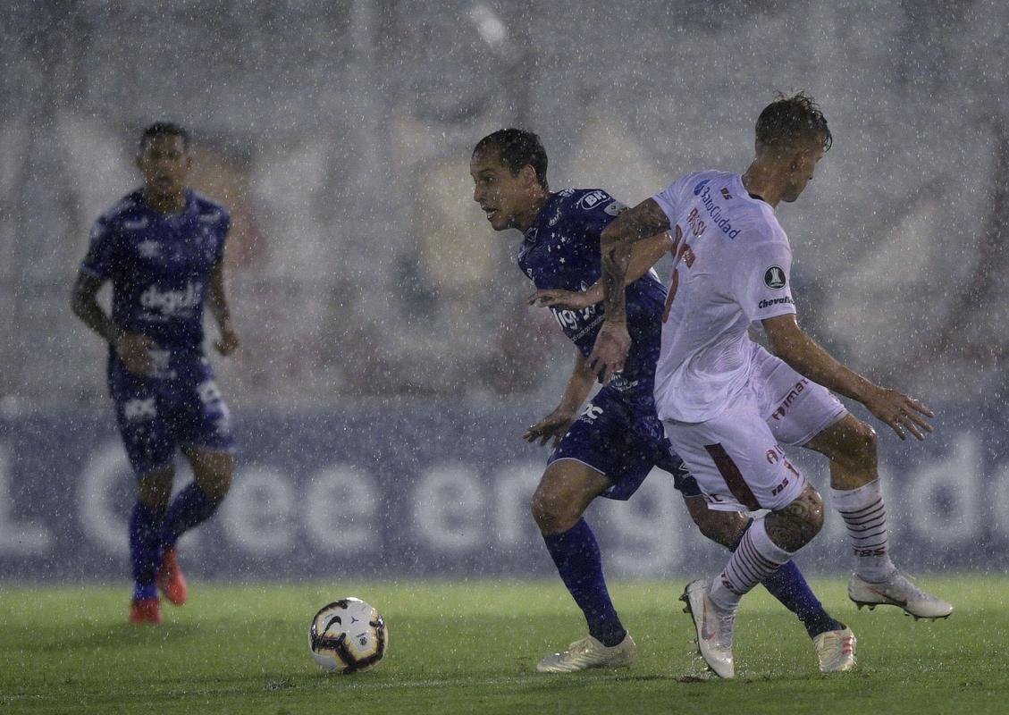 Lance do duelo entre Huracn e Cruzeiro, em Buenos Aires, pelo Grupo B da Copa Libertadores