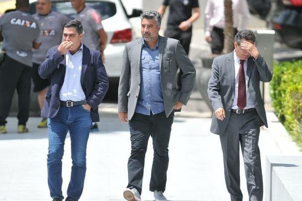 Manh desta sexta-feira foi agitada no Atltico com demisso de Oswaldo e coletiva do presidente