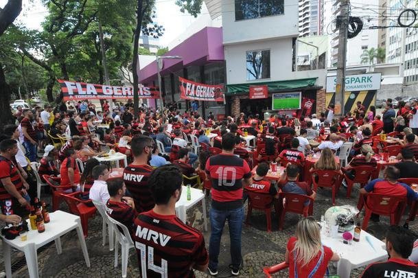 Torcedores do Flamengo se reuniram em bar na Avenida Afonso Pena, em Belo Horizonte, e vibraram com a vitria de virada sobre o Al-Hilal, por 3 a 1, na semifinal do Mundial de Clubes, no Catar. Gols foram de Arrascaeta, Bruno Henrique e Al-Bulayhi, contra. Com triunfo, time carioca jogar a deciso no sbado diante do vencedor da outra semifinal, a ser disputada entre Monterrey e Liverpool.