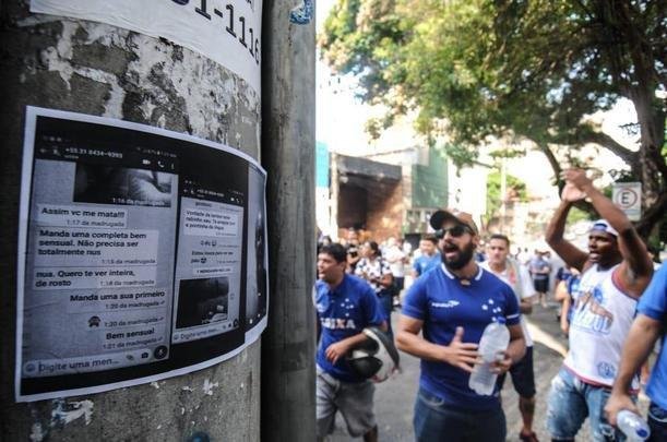 Torcedores levaram imagens de uma conversa ntima do diretor de comunicao do Cruzeiro, Valdir Barbosa, vazadas nesta sexta-feira (13) e afixaram em postes na porta da Sede Administrativa. 