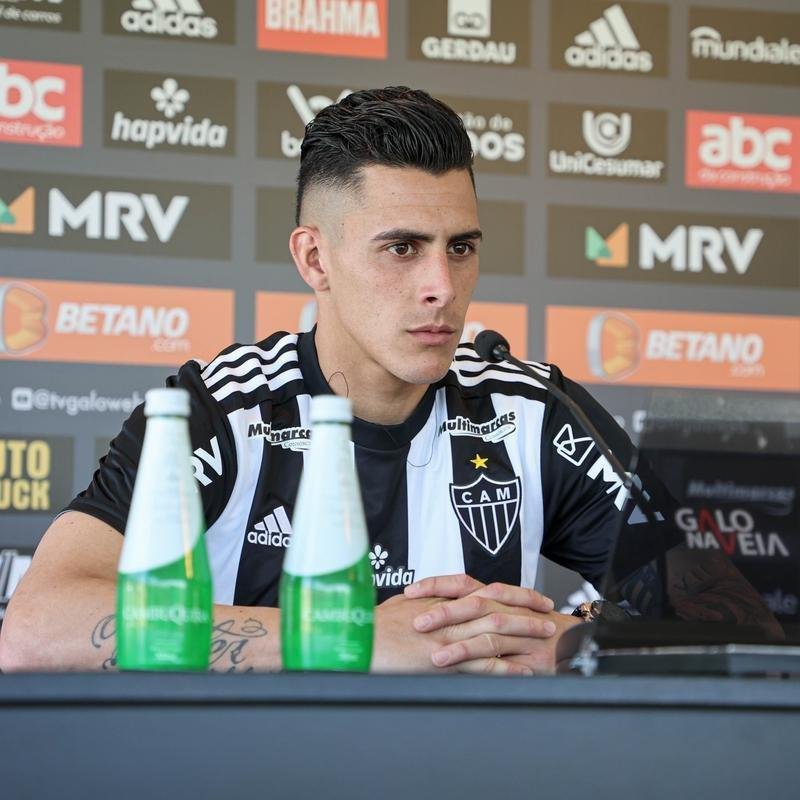 Fotos da apresentao do atacante Pavn no Atltico