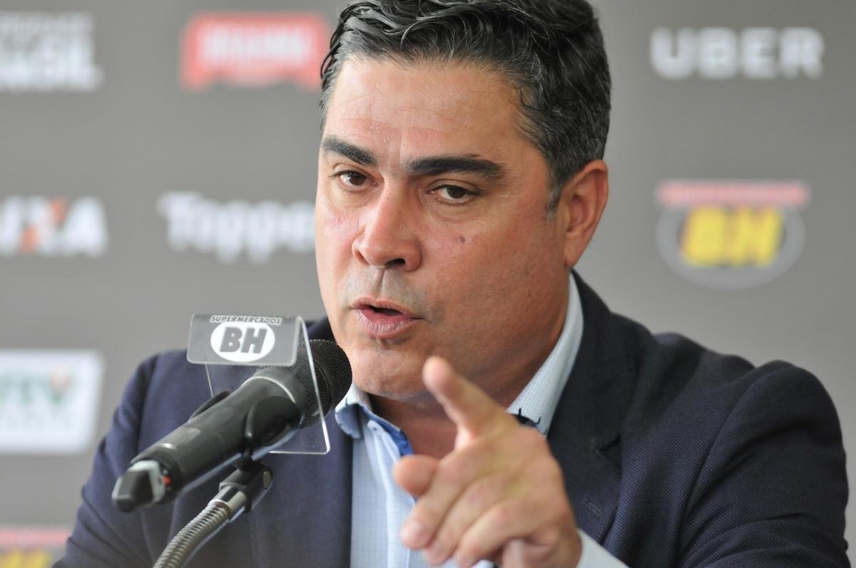 Manh desta sexta-feira foi agitada no Atltico com demisso de Oswaldo e coletiva do presidente