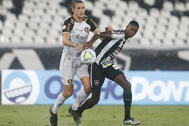 Maidana, autor do gol do Sport, em cobran�a de p�nalti, disputa com Babi: queda alvinegra