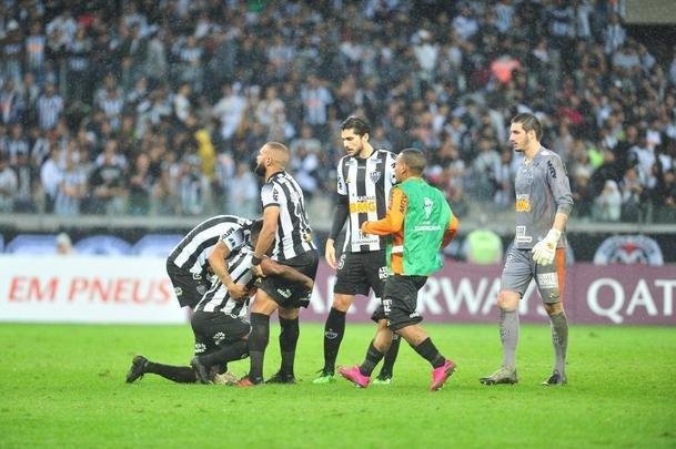 Atltico perdeu por 4 a 3 para o Coln nos pnaltis e foi eliminado da Copa Sul-Americana. Goleiro argentino Burin defendeu penalidades de Rver e Cazares