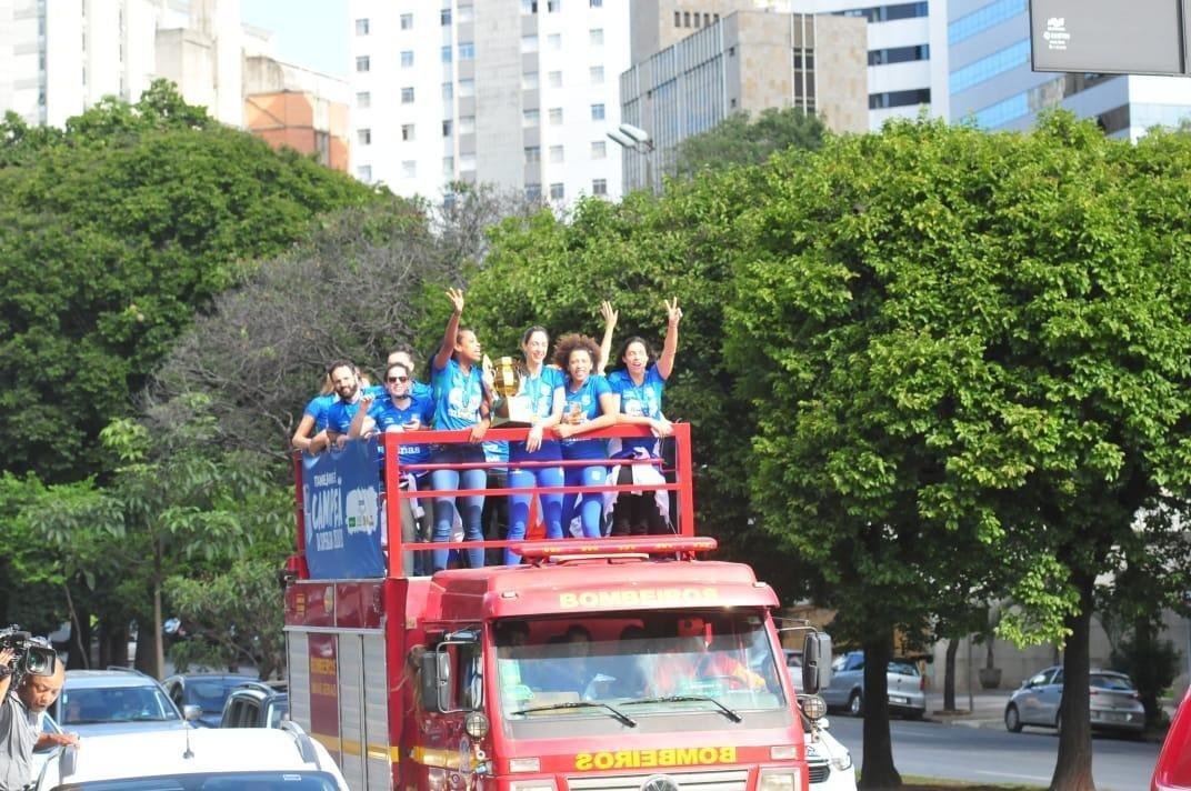 Jogadoras do Minas desfilam em carro aberto pelas ruas de Belo Horizonte aps conquista do tri da Superliga Feminina de Vlei