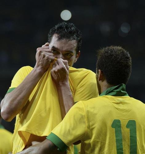 Réver - Fez um gol em amistoso da Seleção Brasileira, contra o Chile, no Mineirão, em 2013.