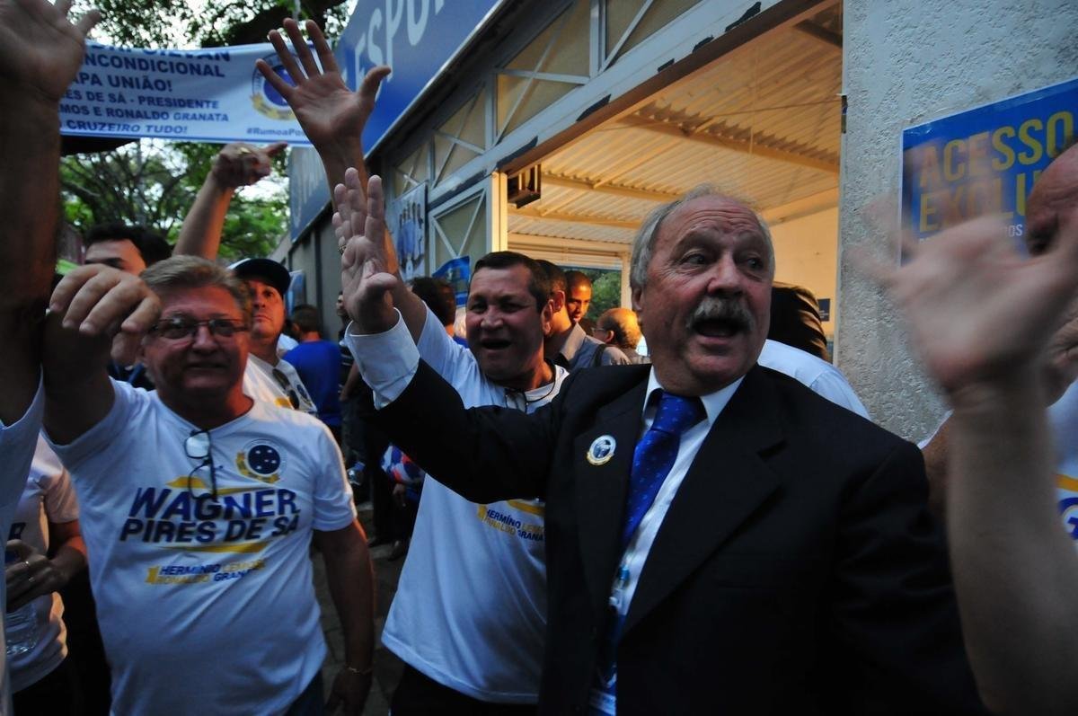 Fotos da eleio presidencial no Cruzeiro. Parque esportivo do Barro Preto, em BH, esteve lotado durante tarde e noite desta segunda-feira. Wagner Pires de S recebe apoio de cabos eleitorais.