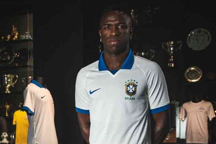 Seleção brasileira lança novo escudo e camisa branca especial que