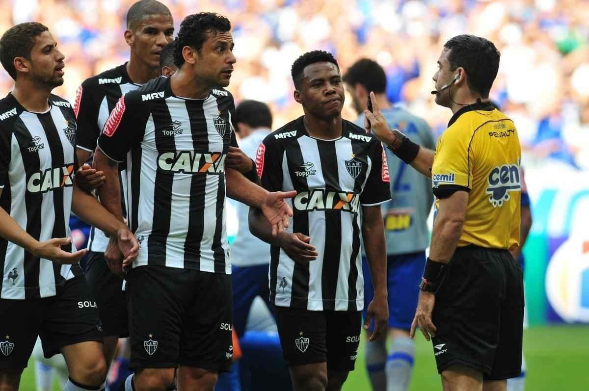 Fred foi expulso aos 25 do primeiro tempo aps dar soco em zagueiro Manoel, do Cruzeiro