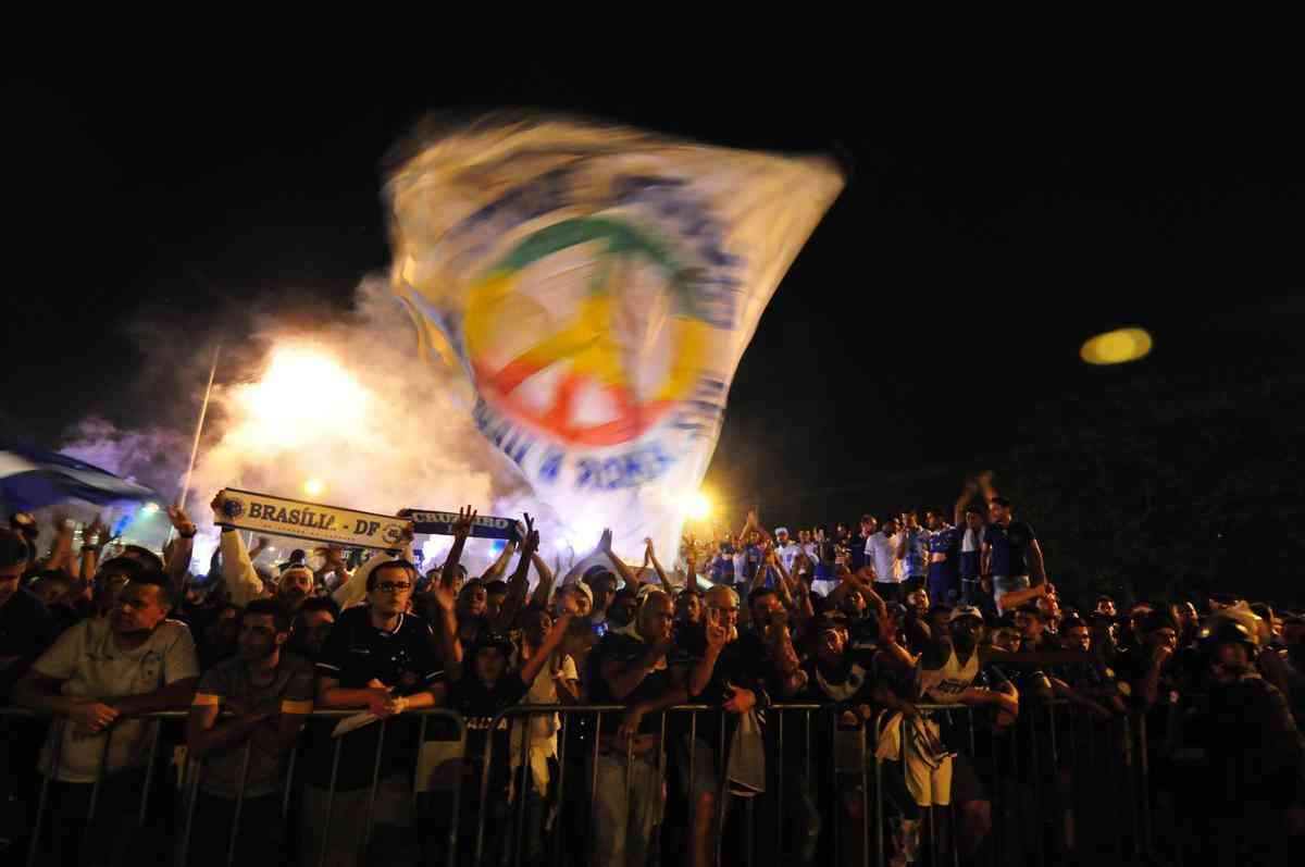 Torcida do Cruzeiro promoveu espetculo de luzes na chegada do time ao Mineiro