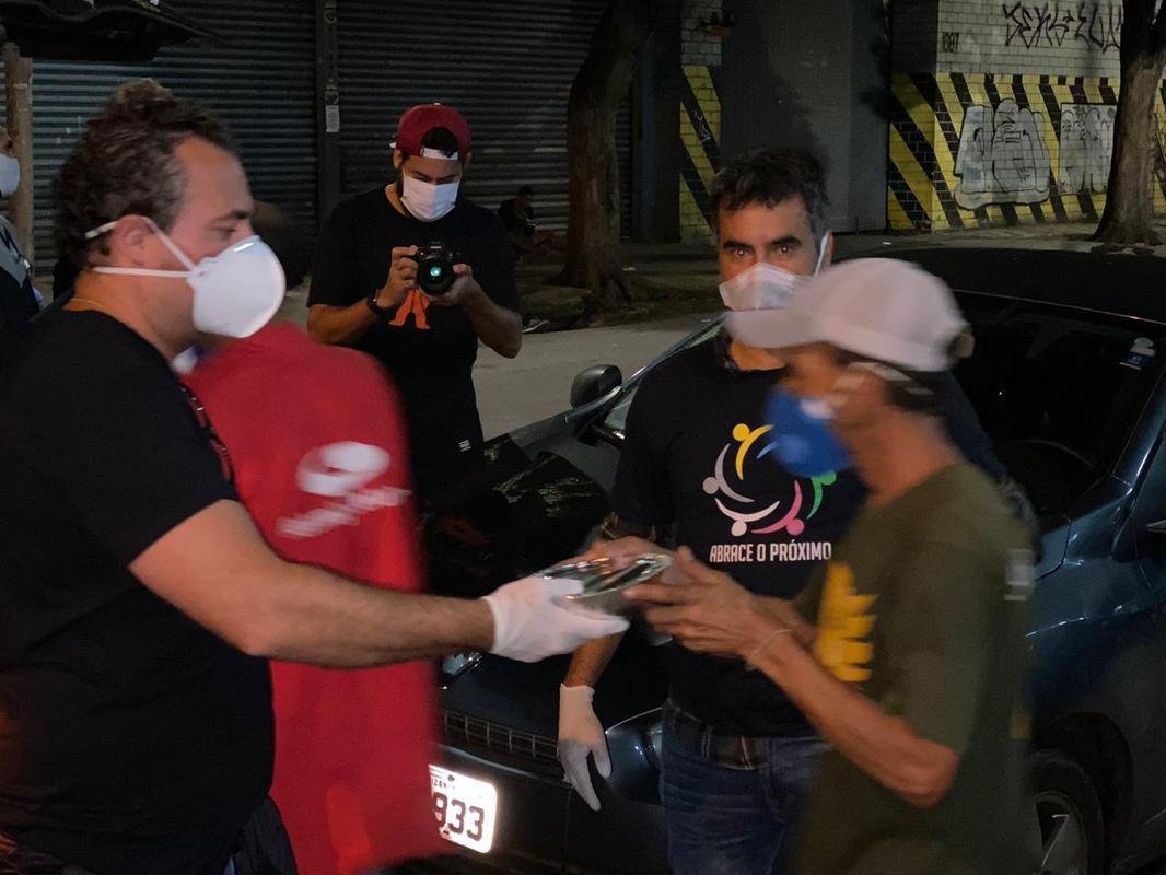 
Alexandre Mattos e Clube do Chef doaram 530 marmitas para pessoas em situao de rua