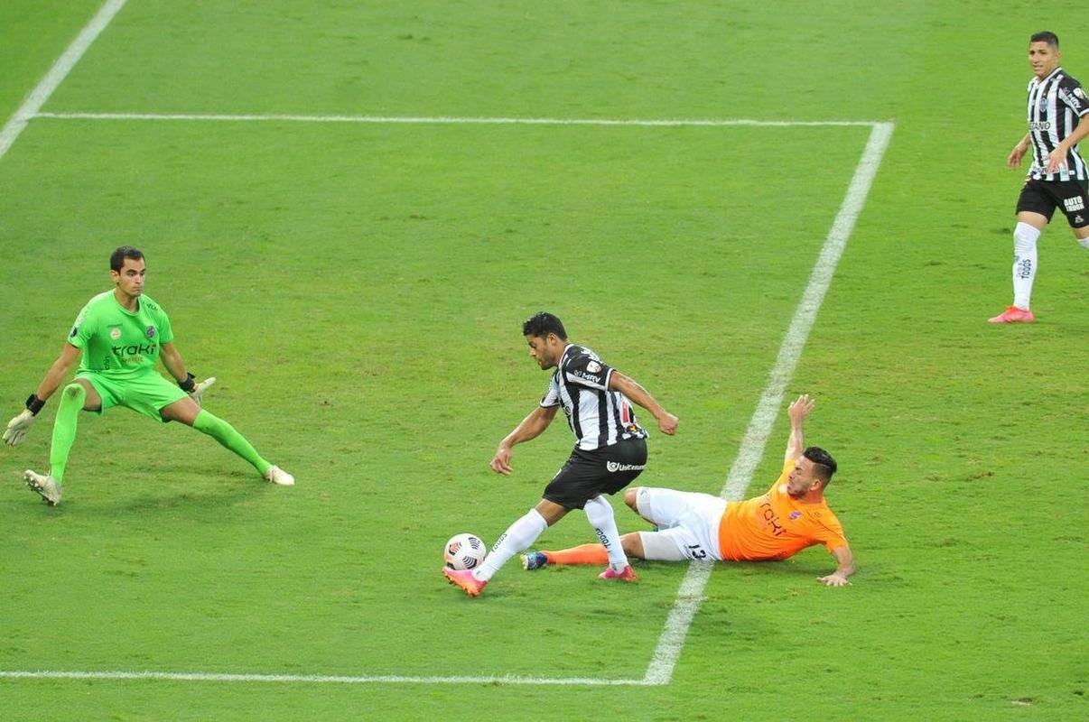 Fotos do gol de Hulk, do Atltico, sobre o La Guaira, no Mineiro, pela Libertadores