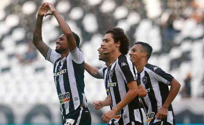 Jogadores do Botafogo comemoram um dos gols da vitória