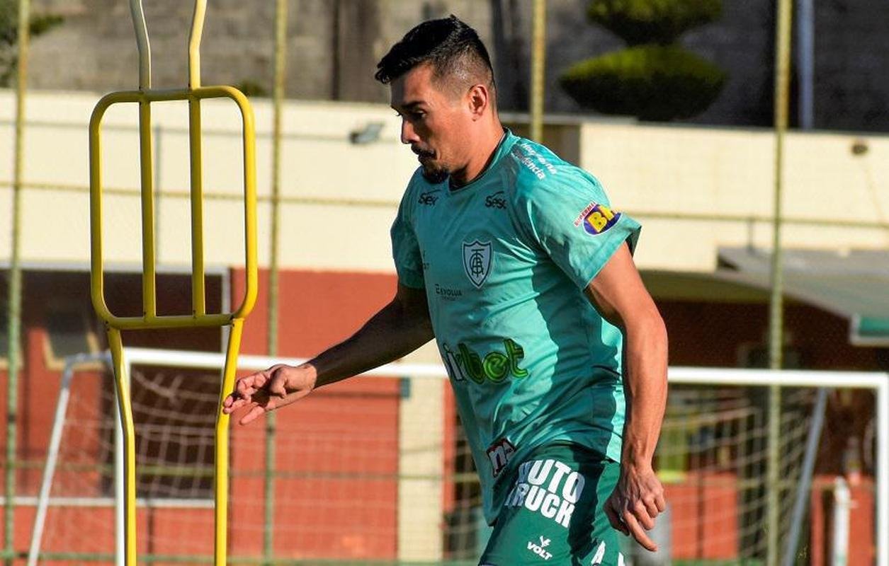 O volante Juninho Valoura foi emprestado pelo Amrica ao CRB no segundo semestre de 2022 e no ter seu contrato renovado pelo clube