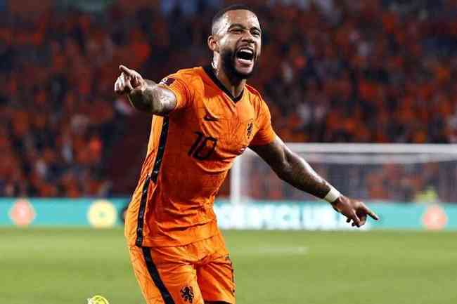 Memphis Depay marcou dois dos quatro gols da Holanda sobre Montenegro pelas Eliminatrias
