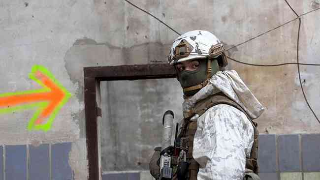 Militar das Foras Militares Ucranianas monta guarda na zona industrial destruda na cidade de Avdiivka