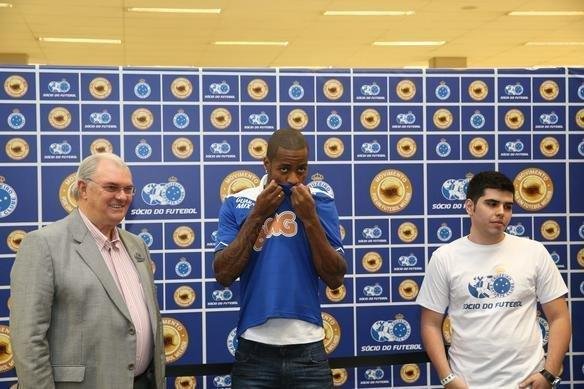 Apresentao do zagueiro Ded ao Cruzeiro. Jogador participou de ao de marketing, foi a supermercado e divulgou programa scio do futebol, que d desconto na compra de produtos
