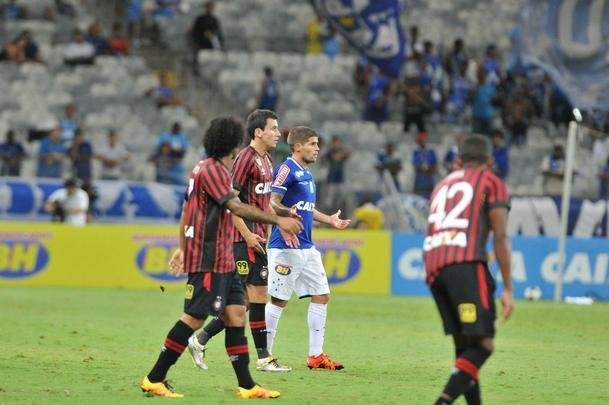 Cruzeiro e Atltico-PR jogaram no Mineiro pela terceira rodada do Grupo C da Primeira Liga