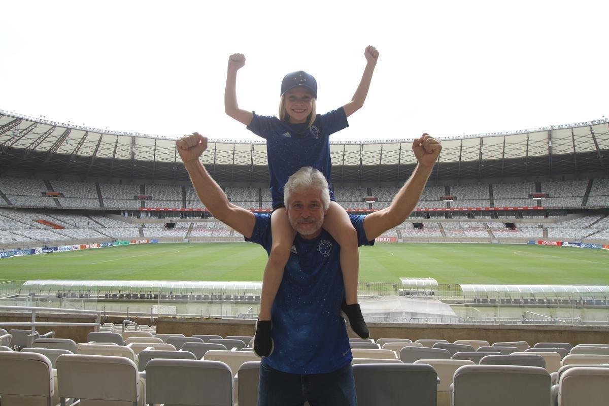 Al�cia Reis, de 8 anos, e o av�, Carlos Reis, de 56: paix�o da garotinha pelo Cruzeiro vem literalmente desde o ber�o. A cada jogo, os dois se juntam para apoiar o time no Mineir�o.