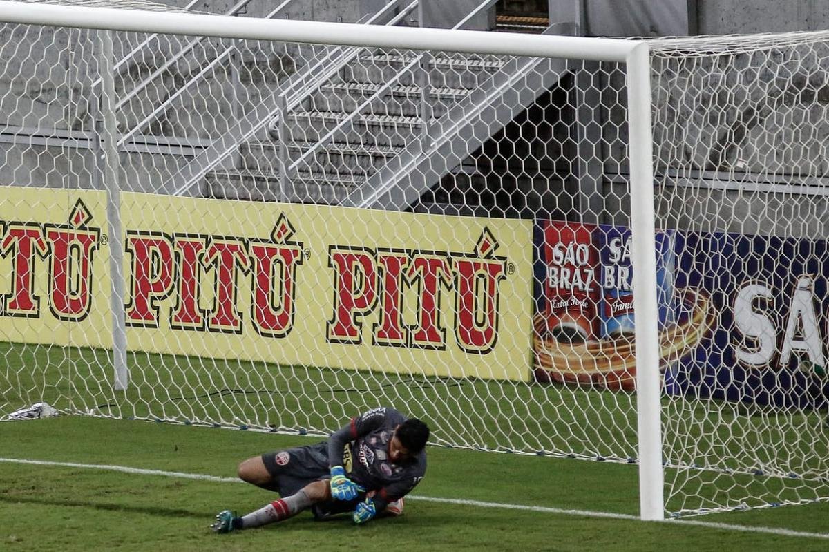 No segundo tempo, seguiu o equilíbrio no início, mas na metade da etapa o Náutico inverteu o controle das ações. A melhor chance do jogo veio com pênalti de Pipico, mas Jefferson fez ótima defesa na penalidade.