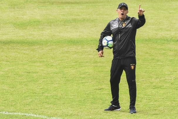 A segunda passagem de Eduardo Baptista foi um fracasso. Foram apenas oito jogos, com uma vitria, um empate e seis derrotas. 