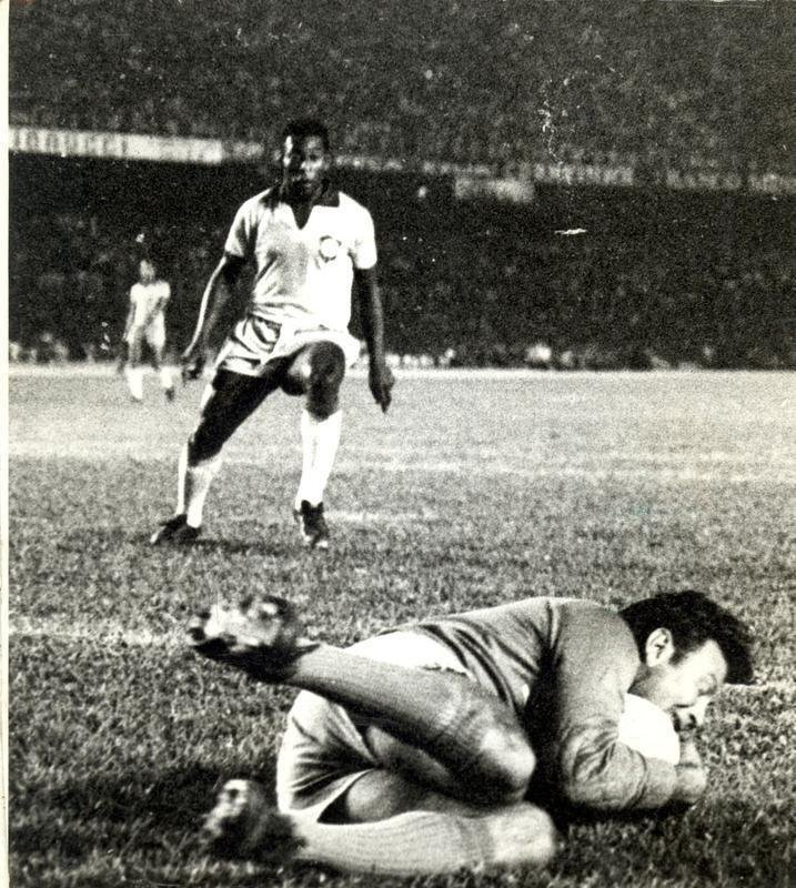 Em amistoso disputado em 1969, Atltico venceu a Seleo Brasileira por 2 a 1, no Mineiro. Amauri Horta e Dario marcaram para os donos da casa, enquanto Pel descontou para os visitantes.