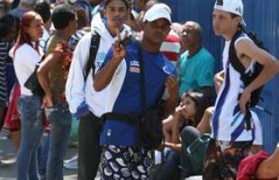 Torcedores formaram uma longa fila desde a manh desta segunda-feira