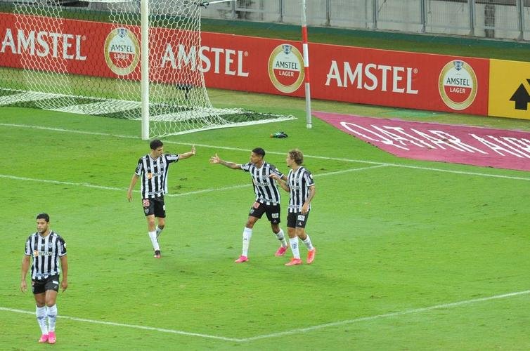 Fotos do gol de Marrony, do Atltico, sobre o La Guaira, no Mineiro