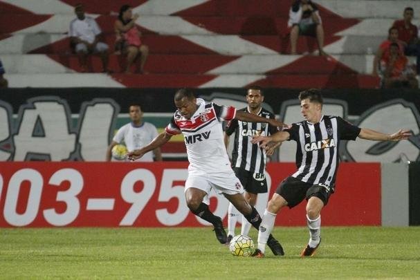 Imagens do jogo entre Santa Cruz e Atltico pelo Brasileiro