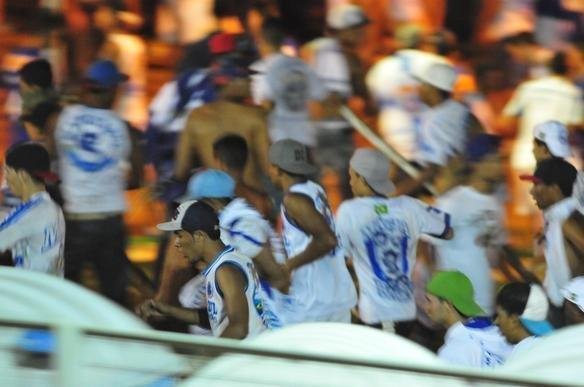 Tumulto gerado por briga entre membros de torcidas organizadas impediu festa do tricampeonato nacional