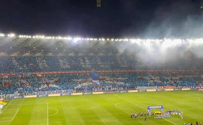 Torcida do Cruzeiro fez mosaico para receber time no Mineiro