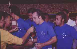 Tosto (centro) tambm foi artilheiro do Campeonato Brasileiro de 1970, com 12 gols. Na foto, ele aparece ao lado de Dirceu Lopes (d).